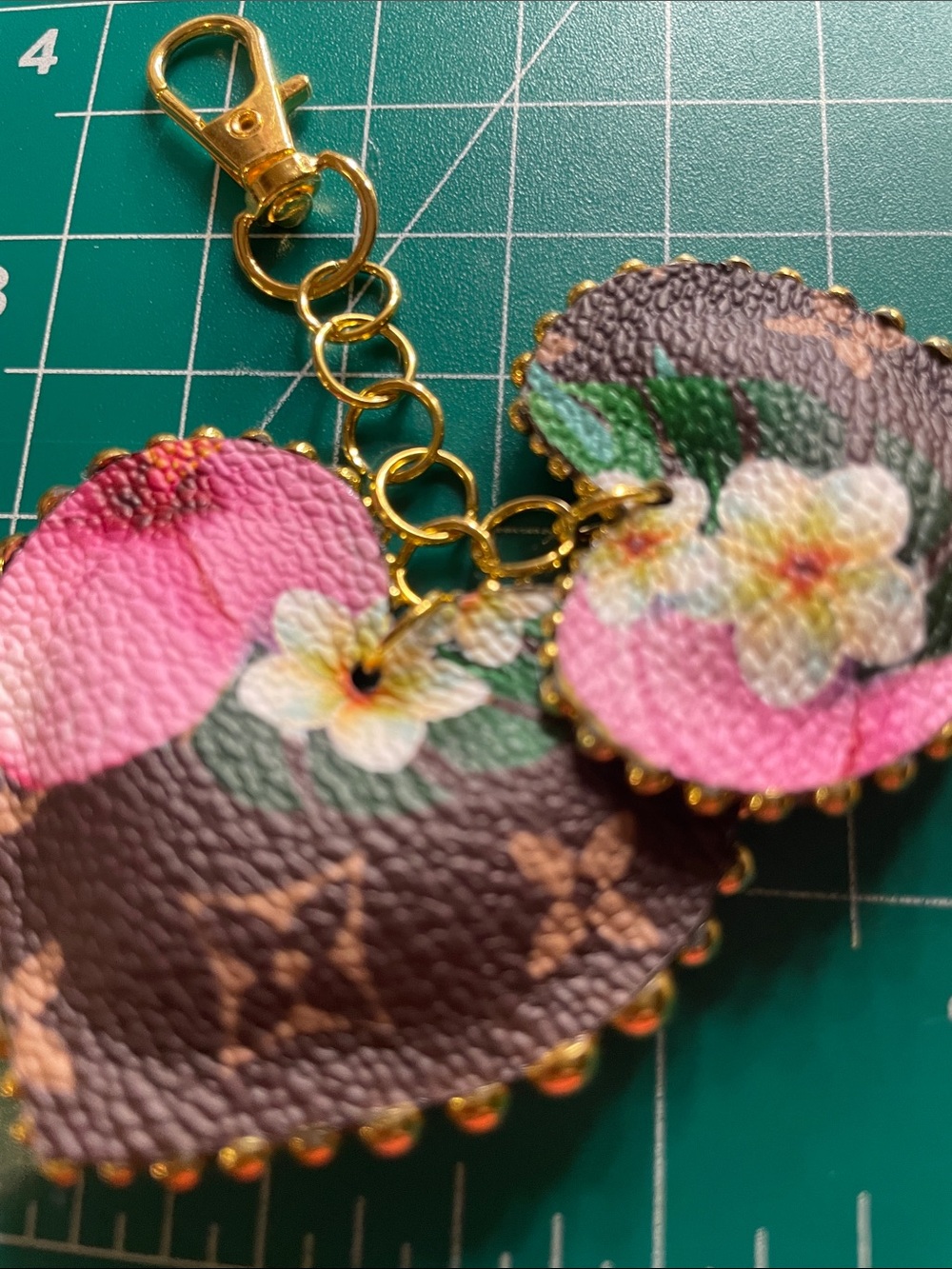Double heart studded keychain - Picture 2 of 4